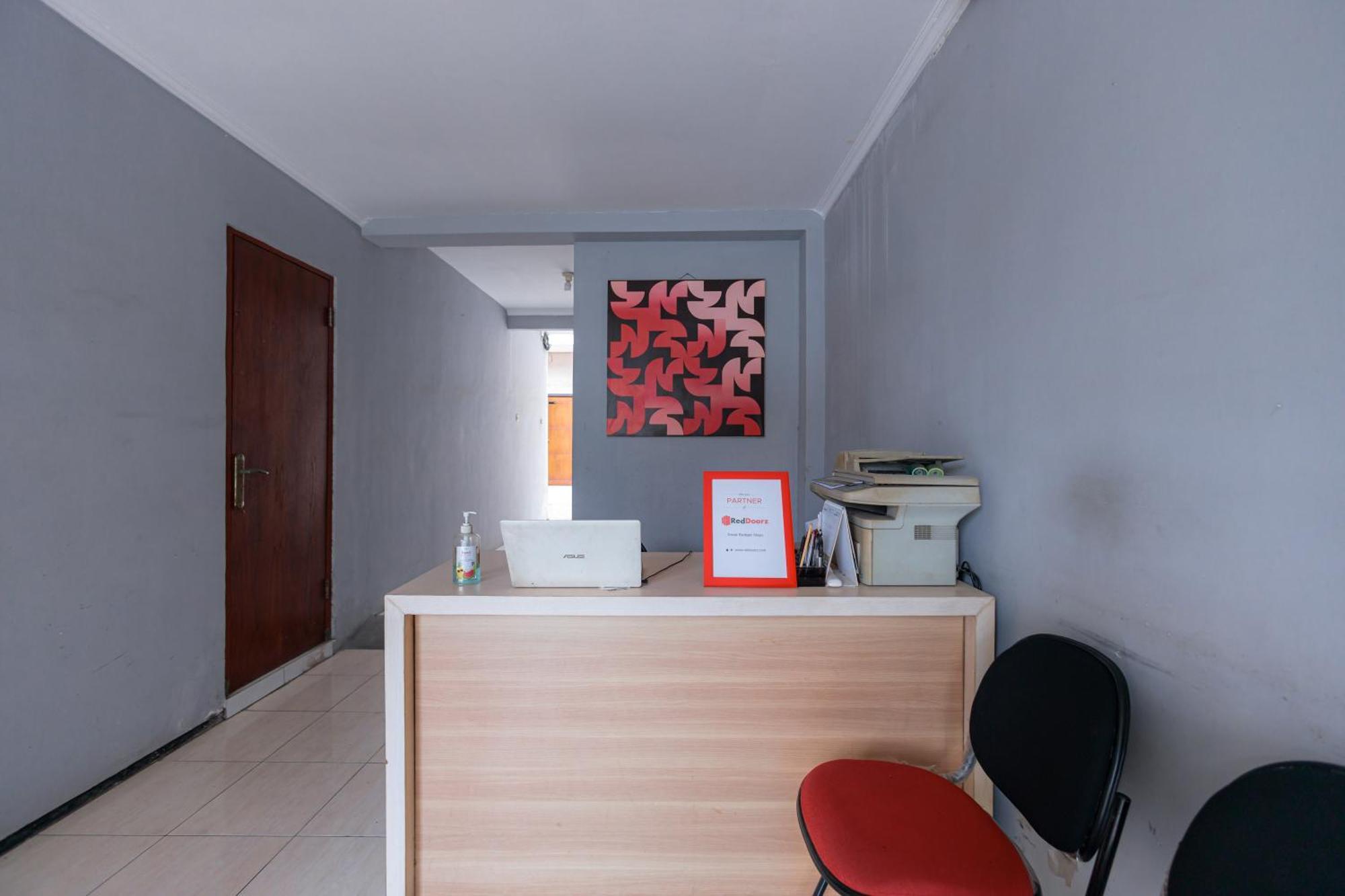 Reddoorz At Osuko Residence Sukomanunggal Jaya Сурабая Экстерьер фото