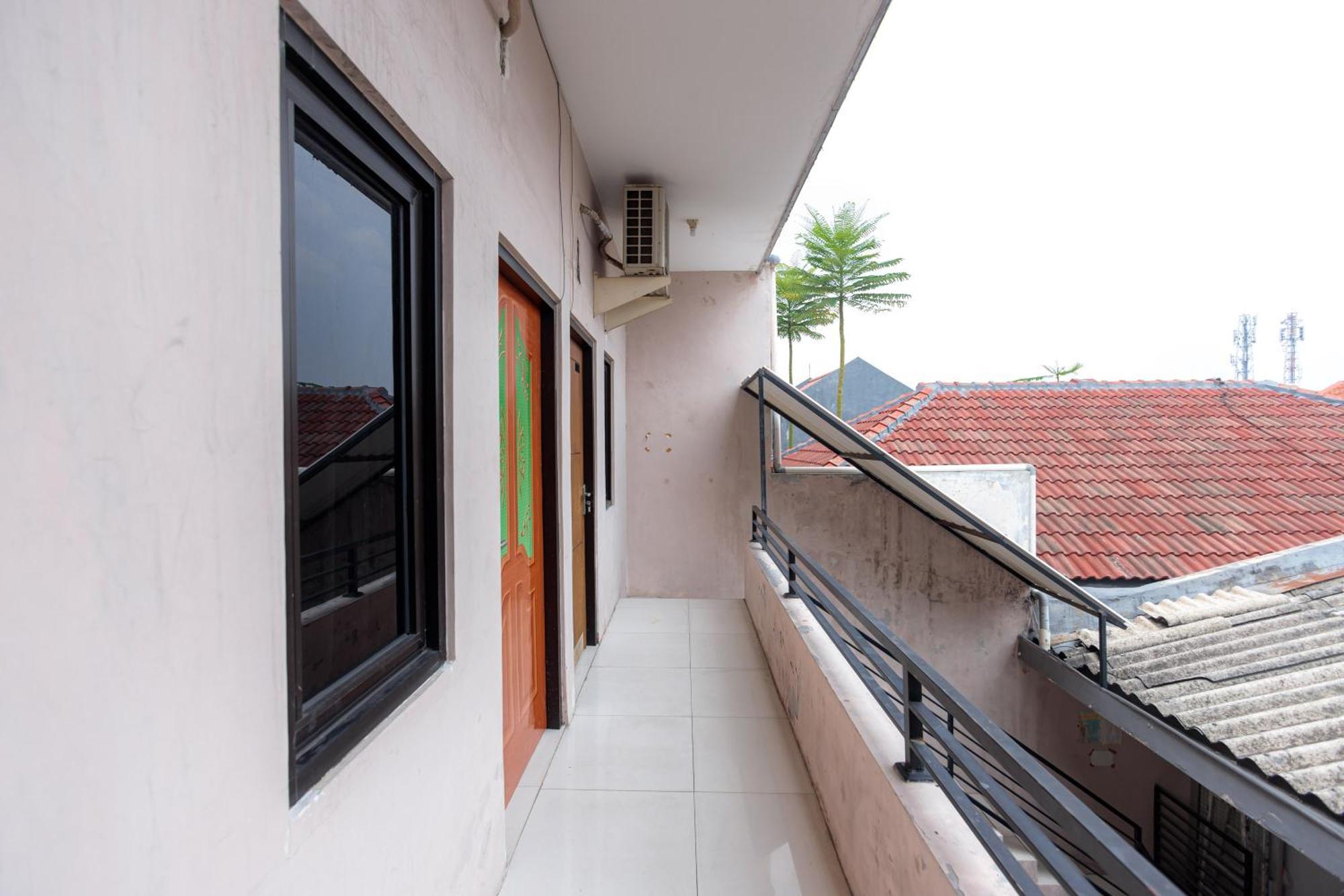 Reddoorz At Osuko Residence Sukomanunggal Jaya Сурабая Экстерьер фото