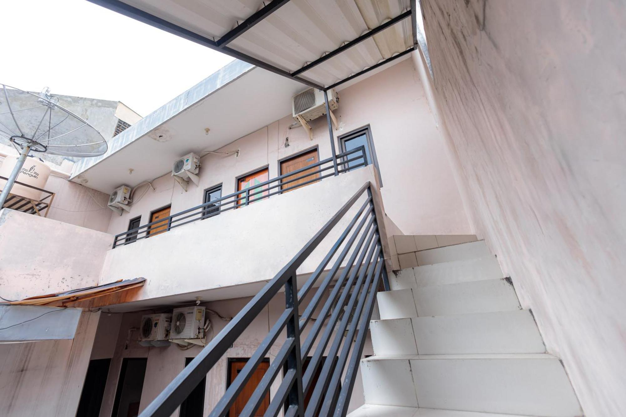 Reddoorz At Osuko Residence Sukomanunggal Jaya Сурабая Экстерьер фото