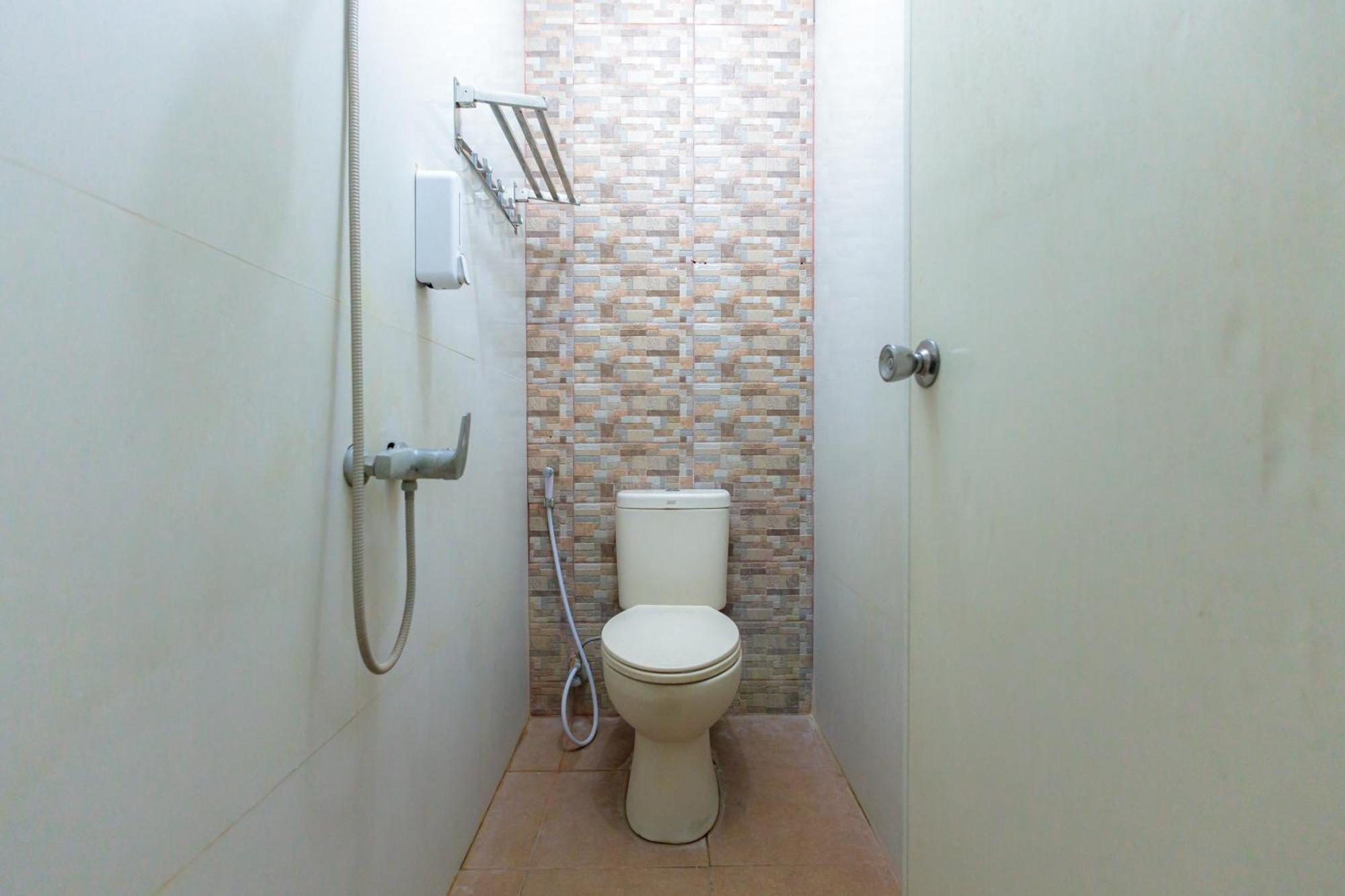 Reddoorz At Osuko Residence Sukomanunggal Jaya Сурабая Экстерьер фото