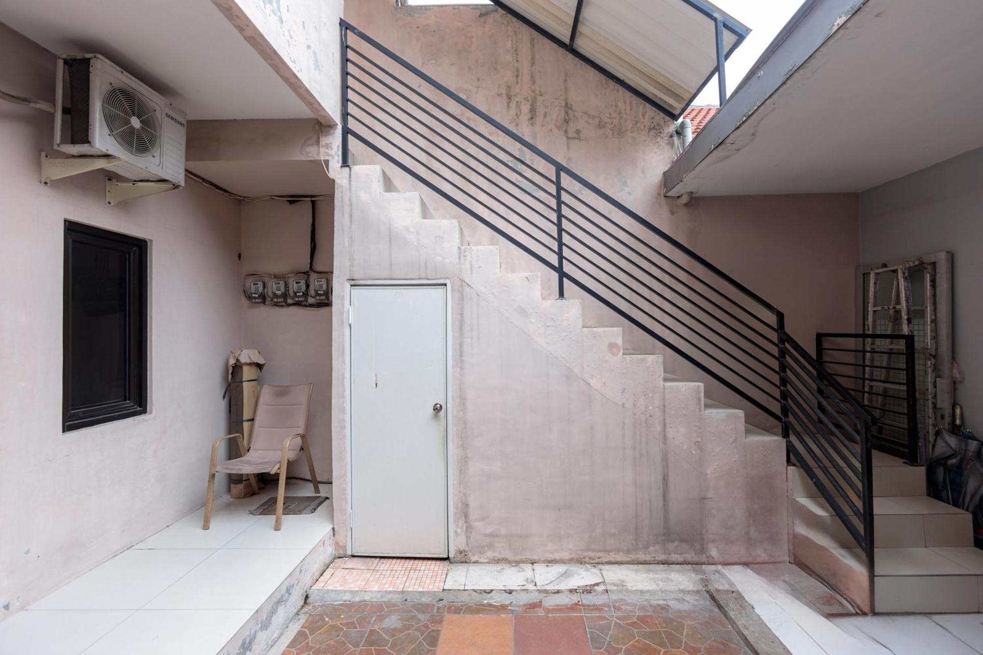 Reddoorz At Osuko Residence Sukomanunggal Jaya Сурабая Экстерьер фото