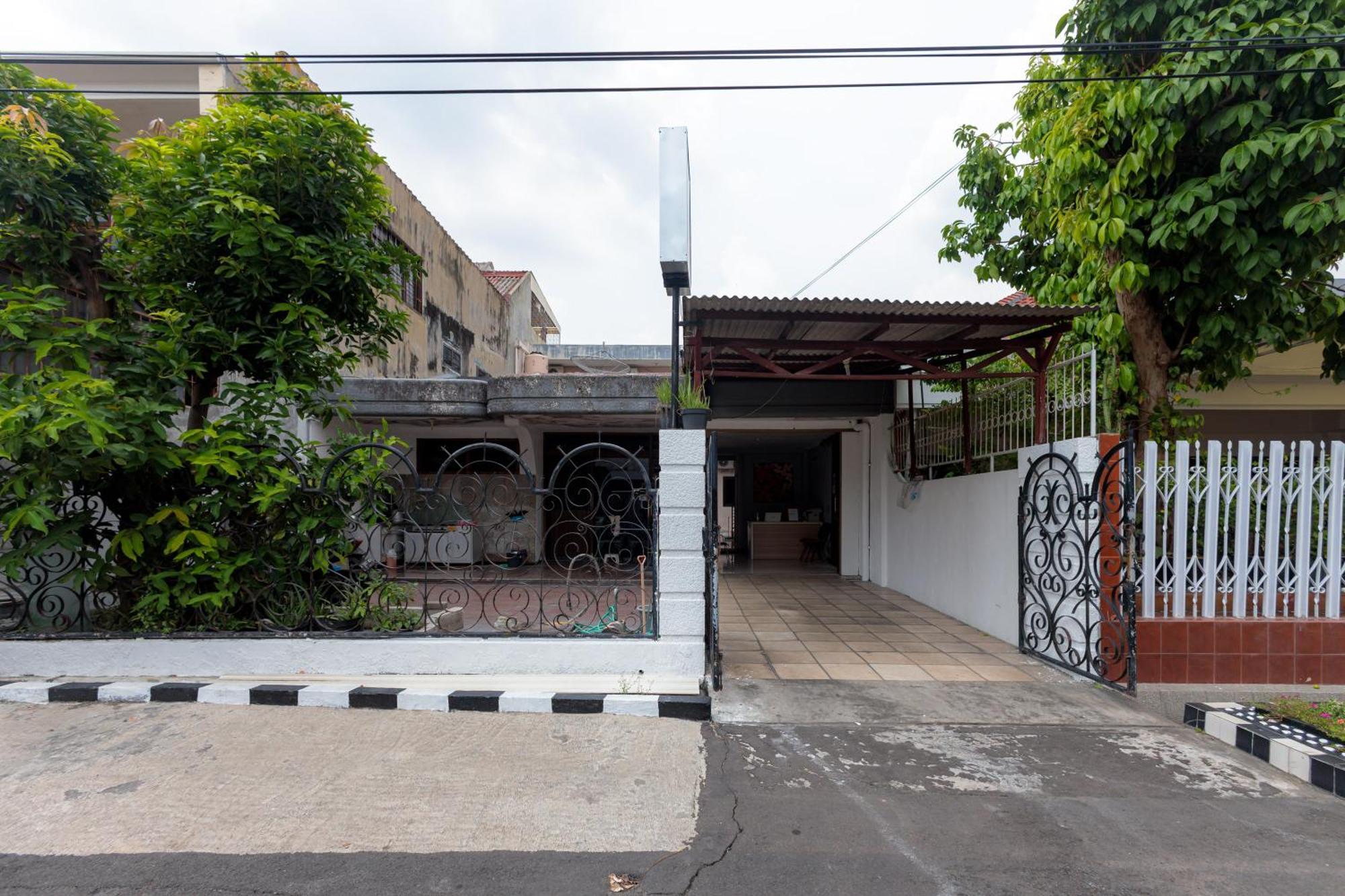 Reddoorz At Osuko Residence Sukomanunggal Jaya Сурабая Экстерьер фото