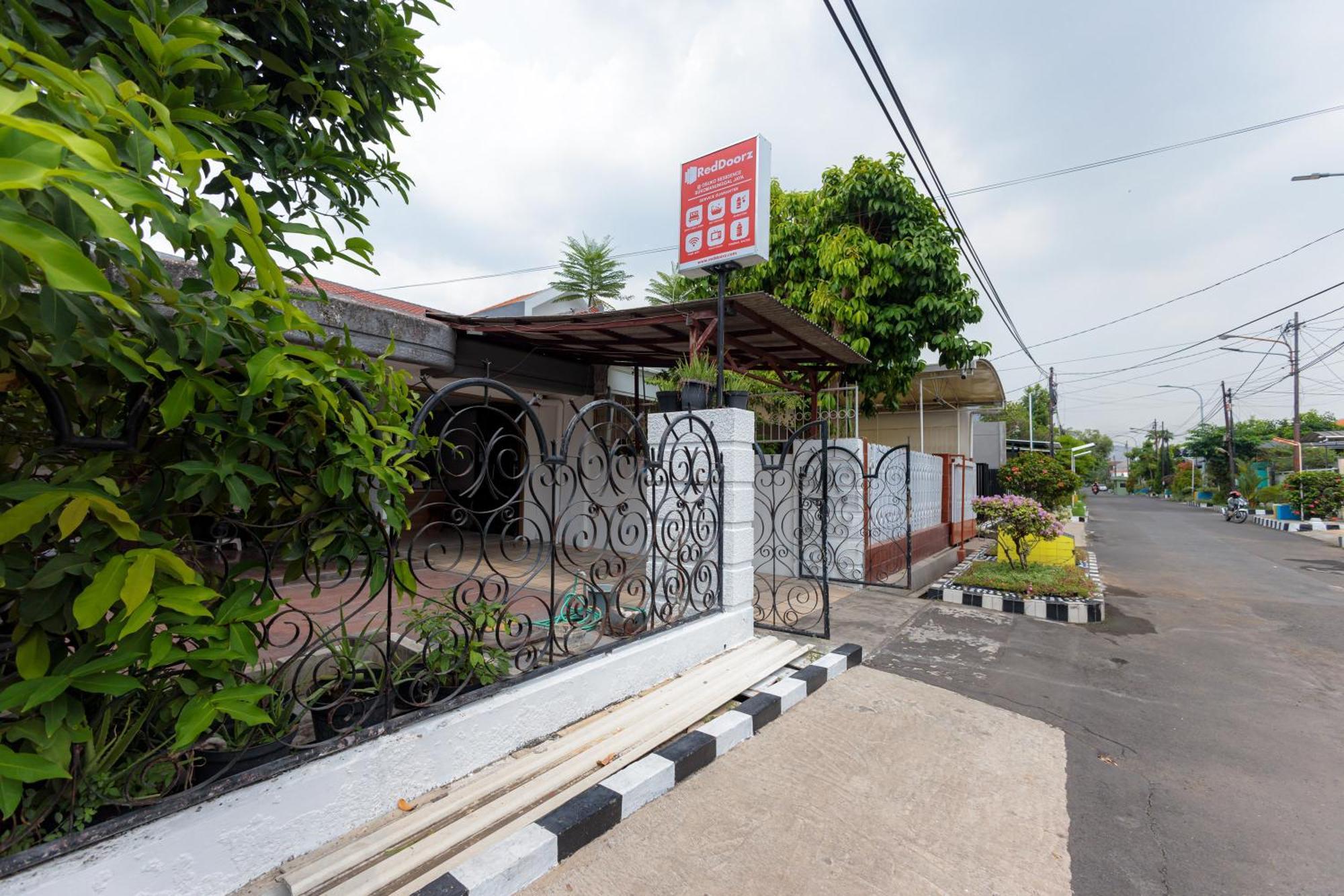 Reddoorz At Osuko Residence Sukomanunggal Jaya Сурабая Экстерьер фото