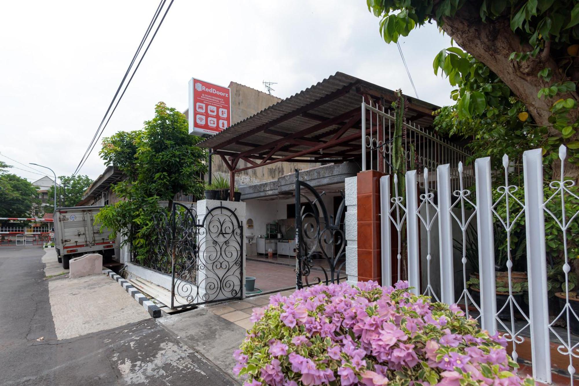 Reddoorz At Osuko Residence Sukomanunggal Jaya Сурабая Экстерьер фото